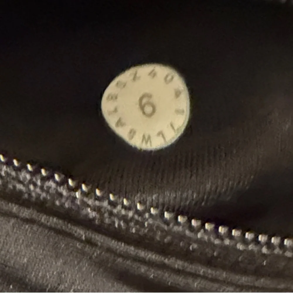 Lululemon 23” Women’s Tight Stuff leggings Size 6 Reflective Scallop Hem black - Picture 13 of 16